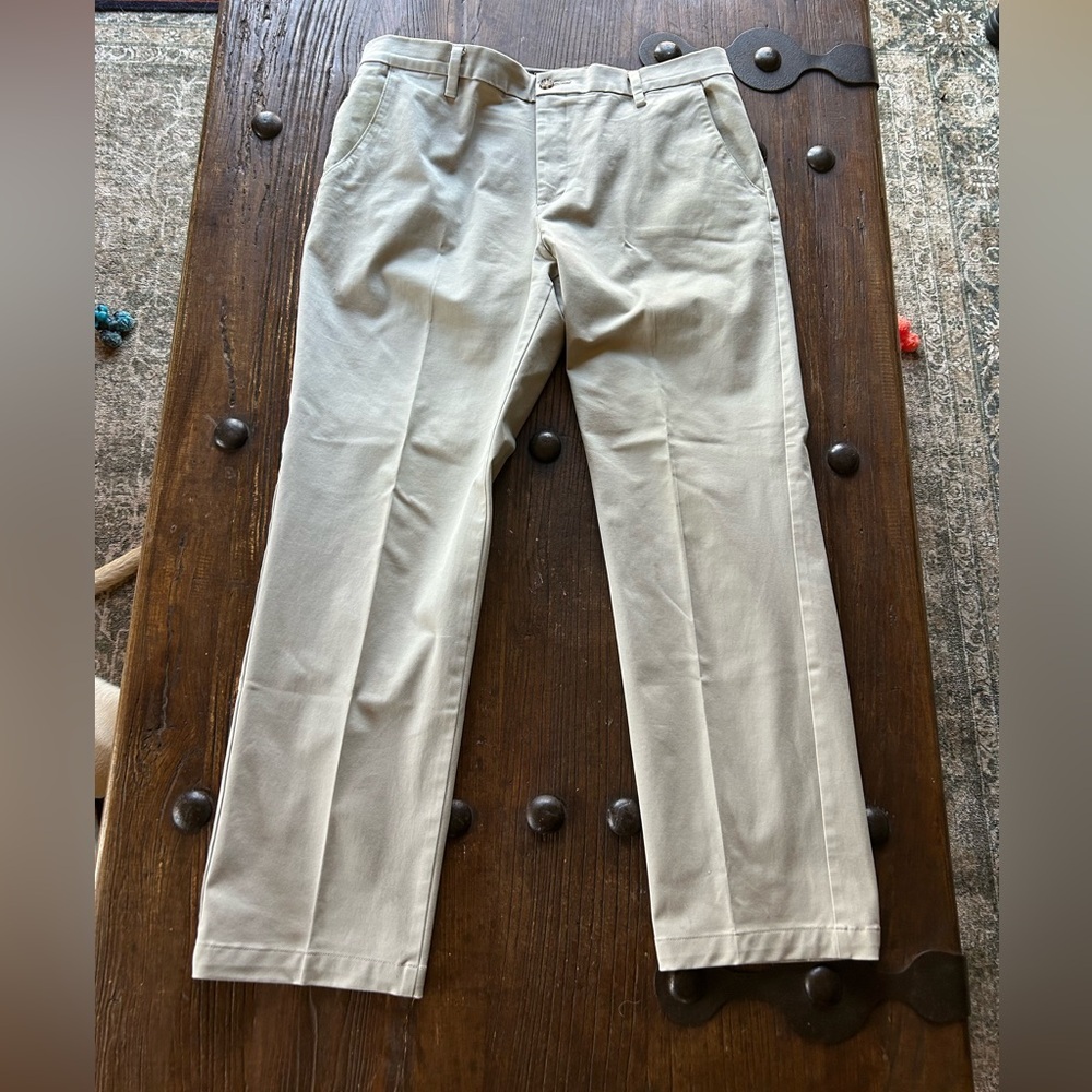 Dockers Men's Light Tan Chinos